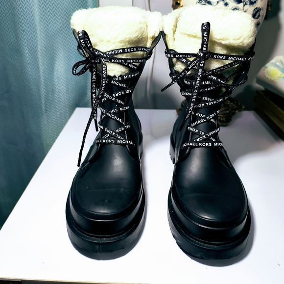 Super comfortable, soft and warm, Michael Kors Faux Shearling-Lined Rain Boots. - Picture 3 of 16